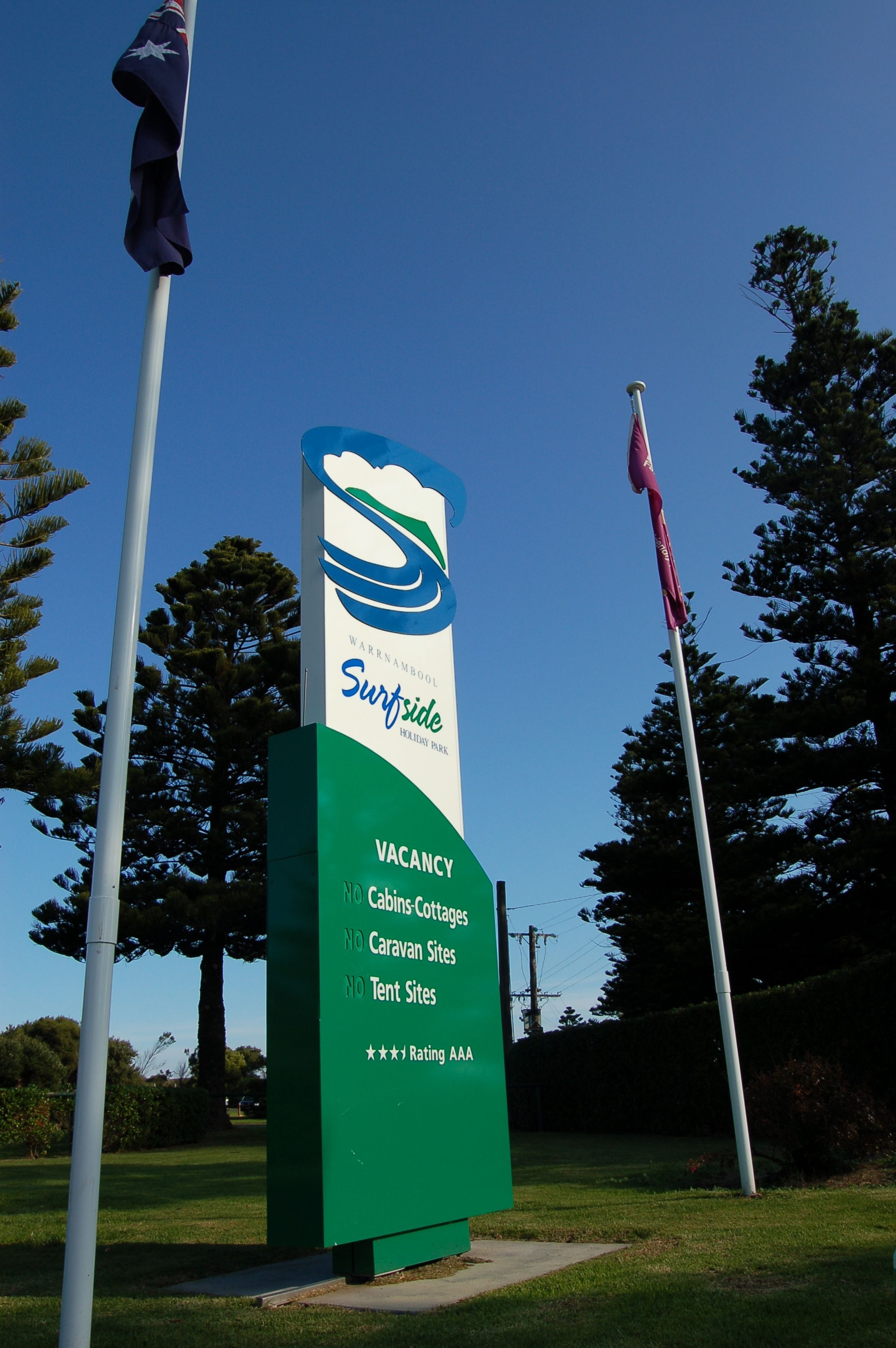A sign for Warrnambool Surfside holiday park with a vacancy notice and no cabins, cottages, caravan sites, or tent sites.