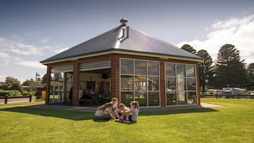 อาหารและเครื่องดื่ม