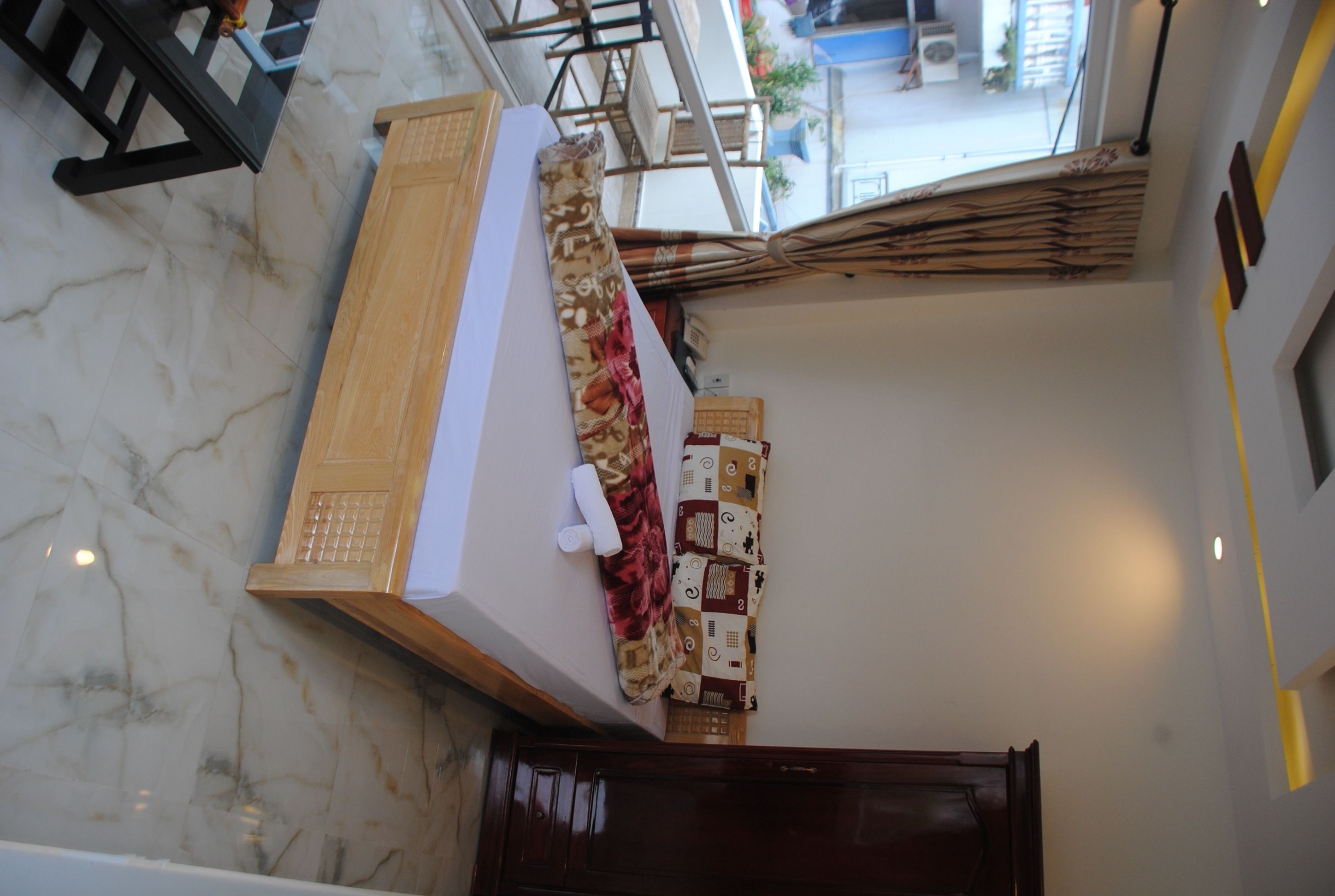 Minibar, mobiliario individual, escritorio y cortinas opacas