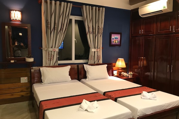 Minibar, muebles diferentes, escritorio y cortinas blackout