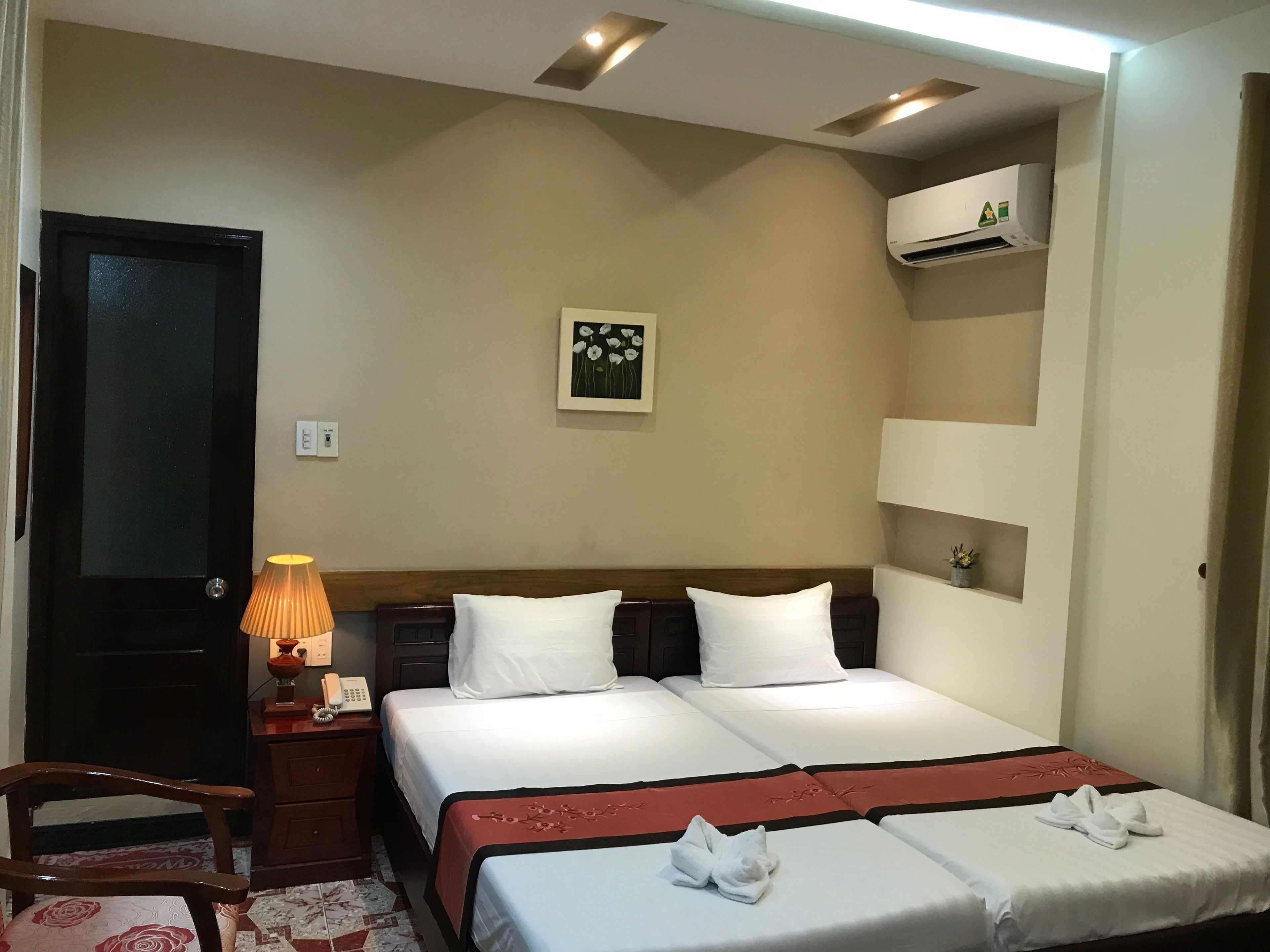 Minibar, mobiliario individual, escritorio y cortinas opacas