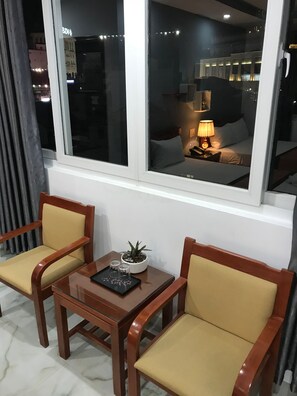 Superior Double or Twin Room | Bar mini, dilengkapkan perabot secara berasingan, meja 