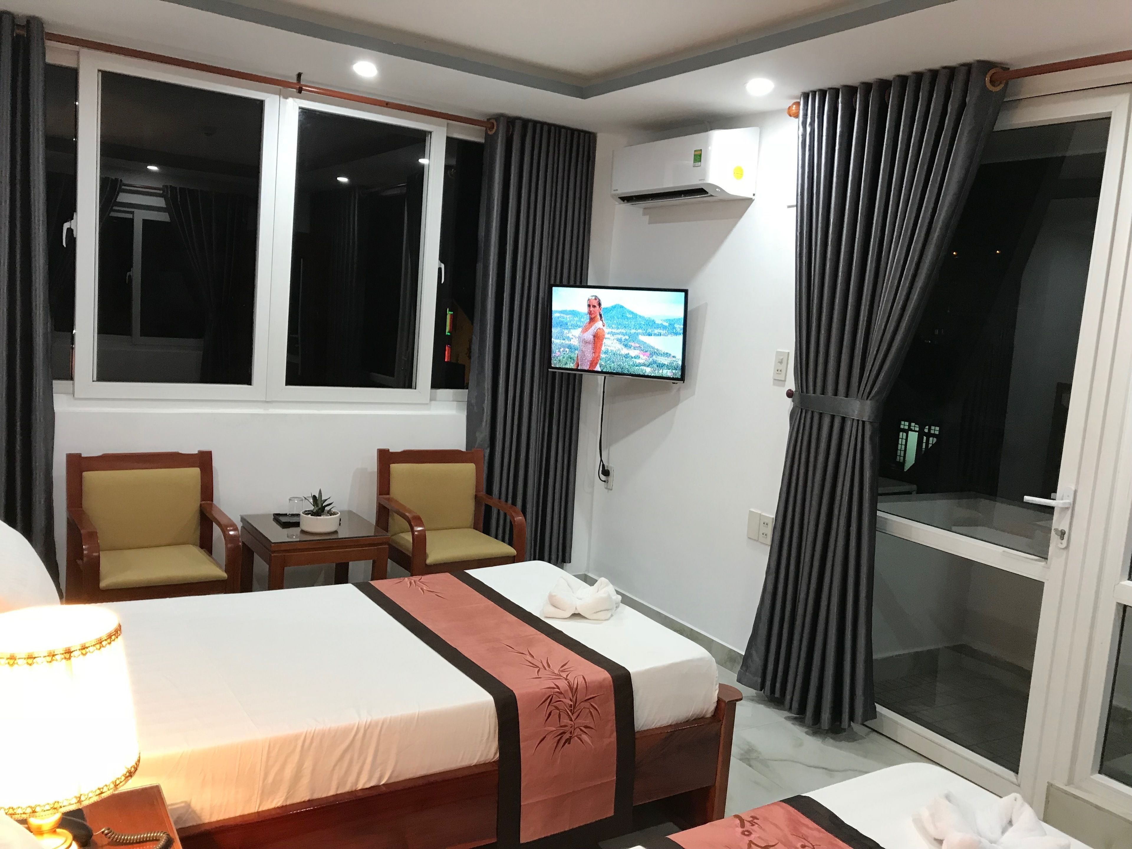 ميني بار وطراز فريد لكل وحدة ومكتب وستائر تعتيم