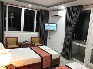 Superior Double or Twin Room | Minibar, muebles diferentes, escritorio y cortinas blackout 