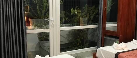 Minibar, muebles diferentes, escritorio y cortinas blackout