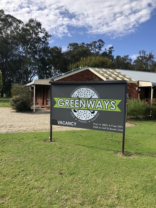 A sign for Greenways indicating a vacancy. - Greenways Holiday Units (Tocumwal)