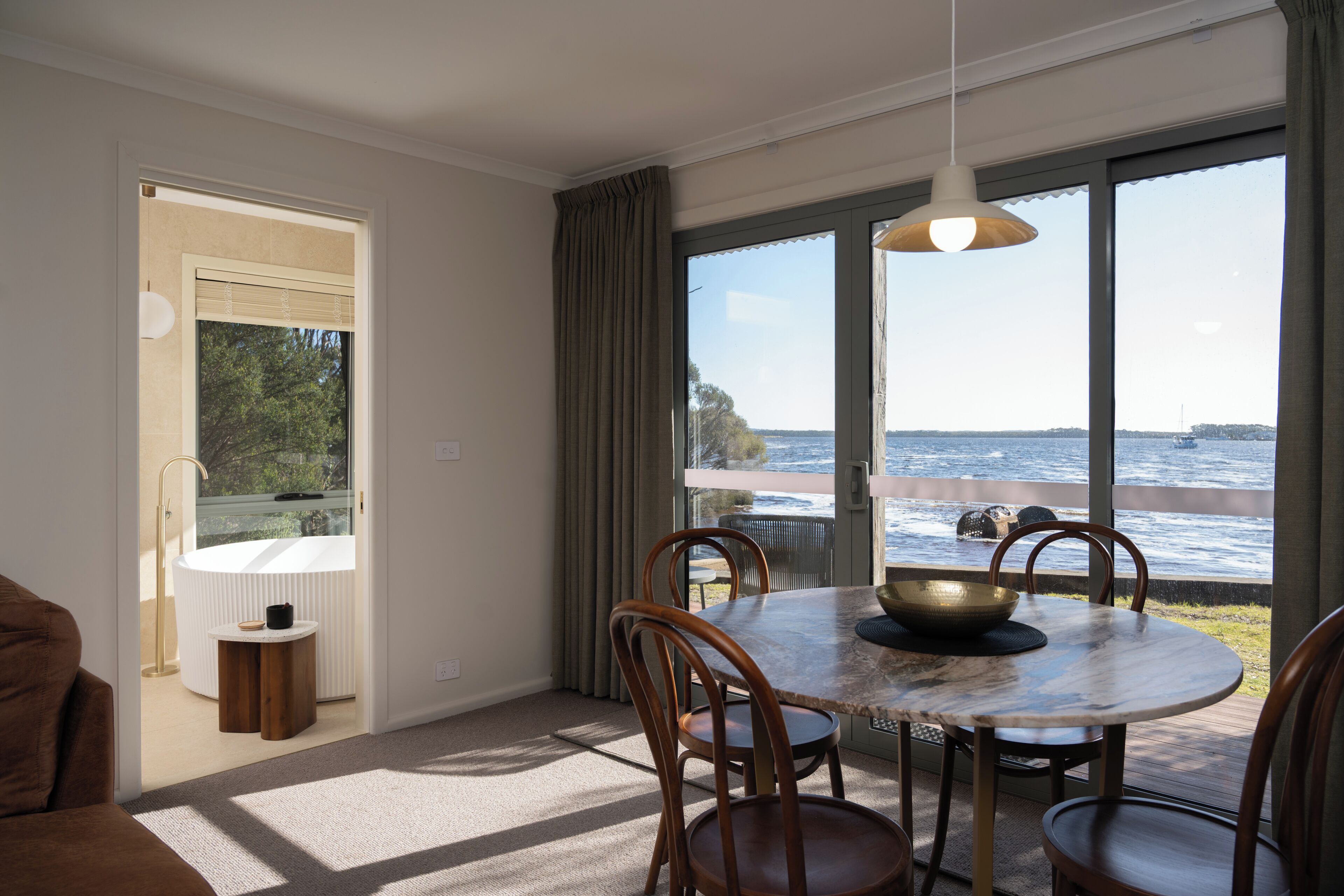 Suite Familiale, 2 chambres, vue océan (spa suite) | Coin séjour | Télévision, cheminée