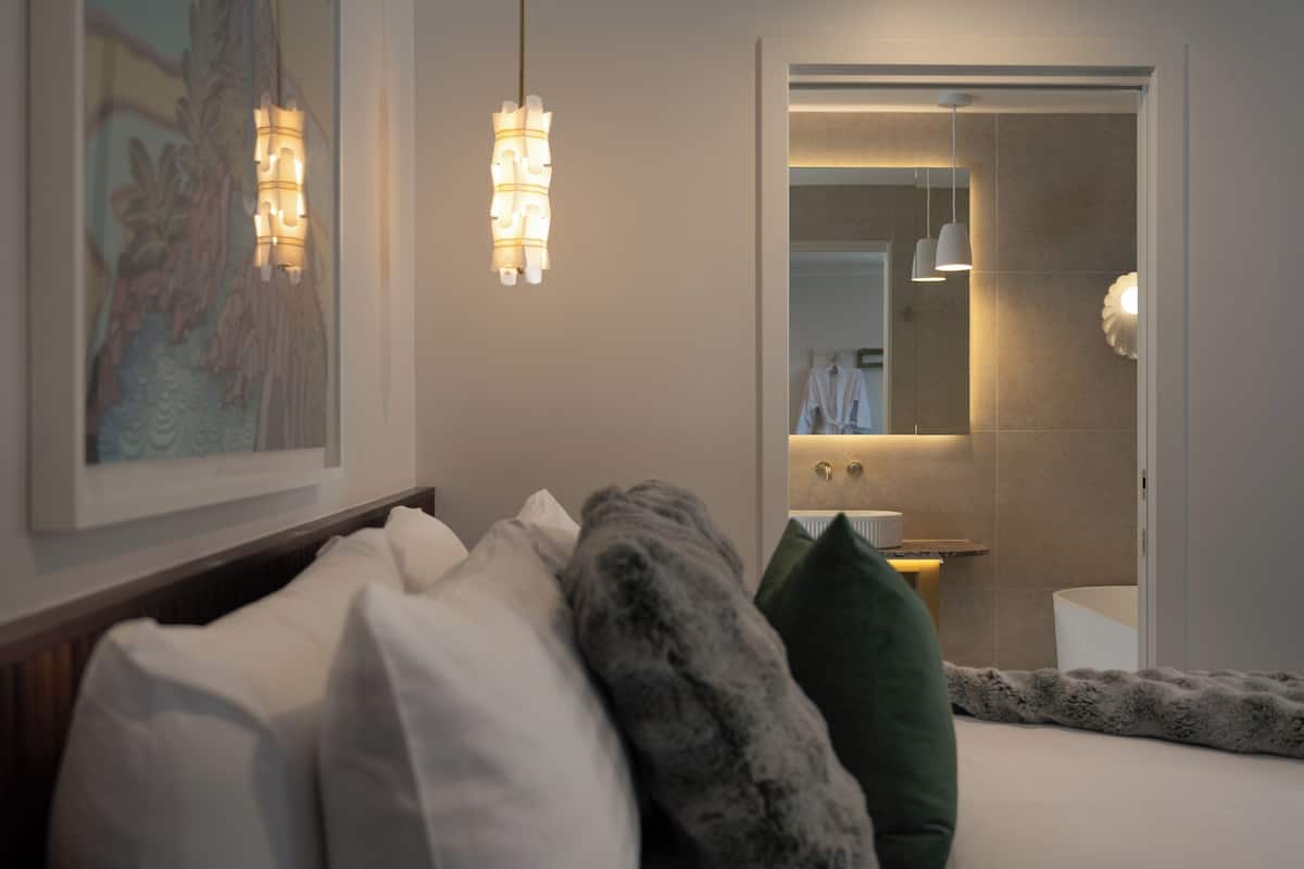 Suite de lujo, 1 habitación, bañera de hidromasaje, vistas al mar (spa ensuite) | Ropa de cama de alta calidad, minibar, cortinas opacas