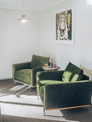 Suite de lujo, 1 habitación, bañera (Studio unit) | Zona de estar | Una televisión, una chimenea