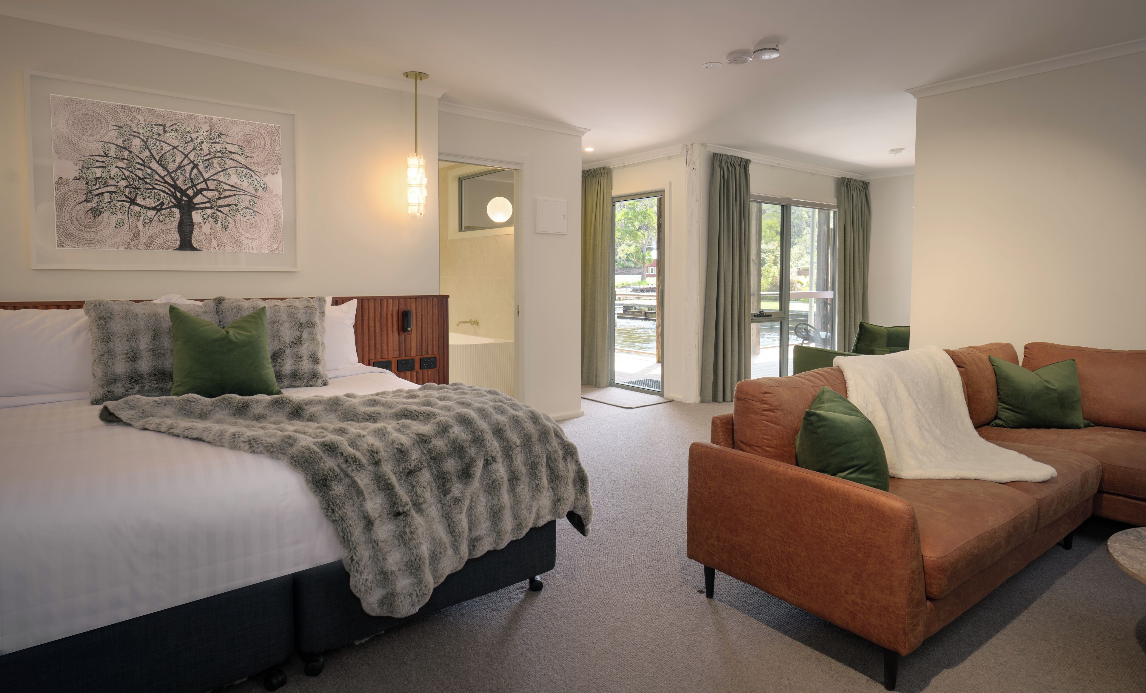 Suite de lujo, 1 habitación, bañera (Studio unit) | Ropa de cama de alta calidad, minibar, cortinas opacas