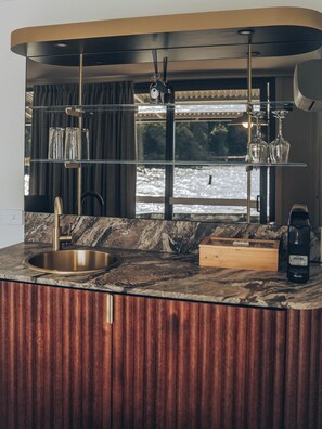 Suite de lujo, 1 habitación, hidromasaje, vista al océano (spa ensuite) | Ropa de cama de alta calidad, minibar y cortinas blackout 