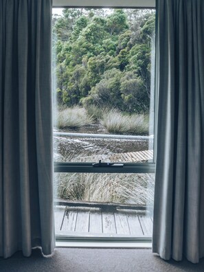 2 bedrooms, premium bedding, minibar, blackout drapes