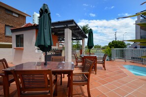 Outdoor pool - Santa Fe Apartments (Labrador)