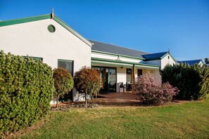 Boronia Villa | In-room safe, free WiFi, bed sheets - Yarrawonga Mulwala Golf Club Resort (Mulwala)