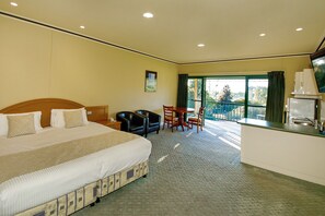 Wattle Suite | In-room safe, free WiFi, bed sheets - Yarrawonga Mulwala Golf Club Resort (Mulwala)