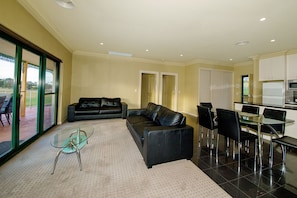 In-room safe, free WiFi, bed sheets - Yarrawonga Mulwala Golf Club Resort (Mulwala)
