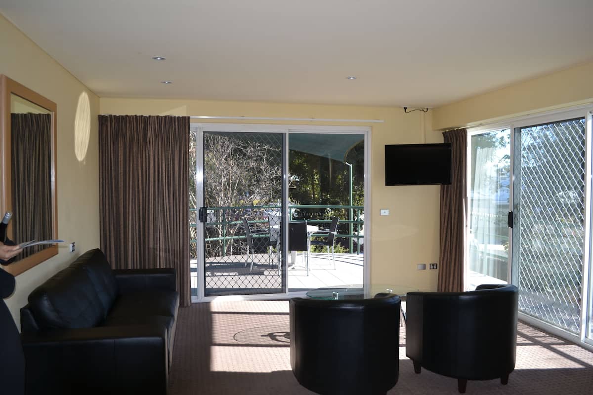 Executive Suite | In-room safe, WiFi (free), bed sheets