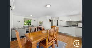 Deluxe Cottage | Living area | 42-inch flat-screen TV with cable channels, TV, DVD player - Winbi River Resort Holiday Rentals (Moama)