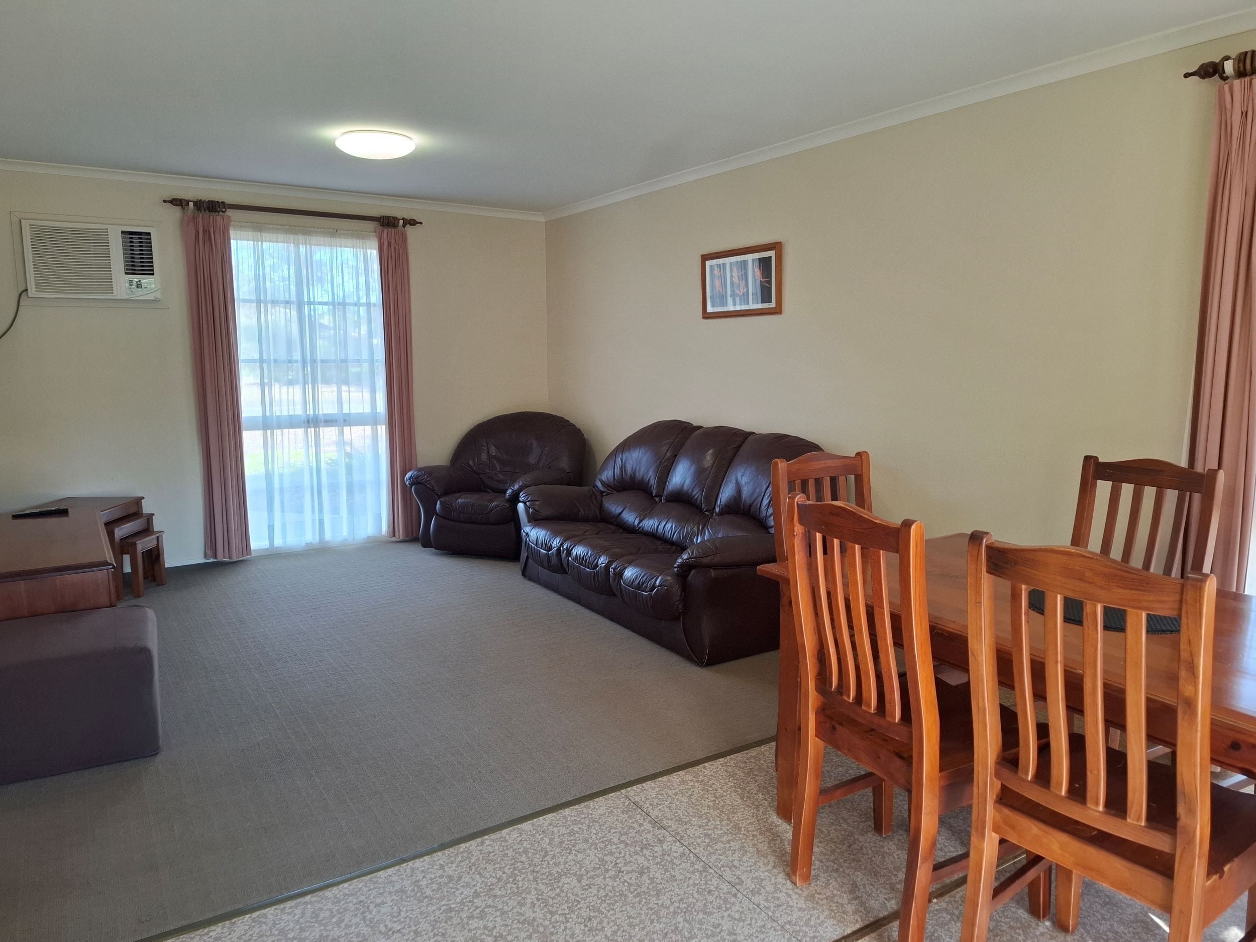 Cabane Standard | Coin séjour | Télévision à écran plat de 42 pouces avec chaînes par câble, télévision