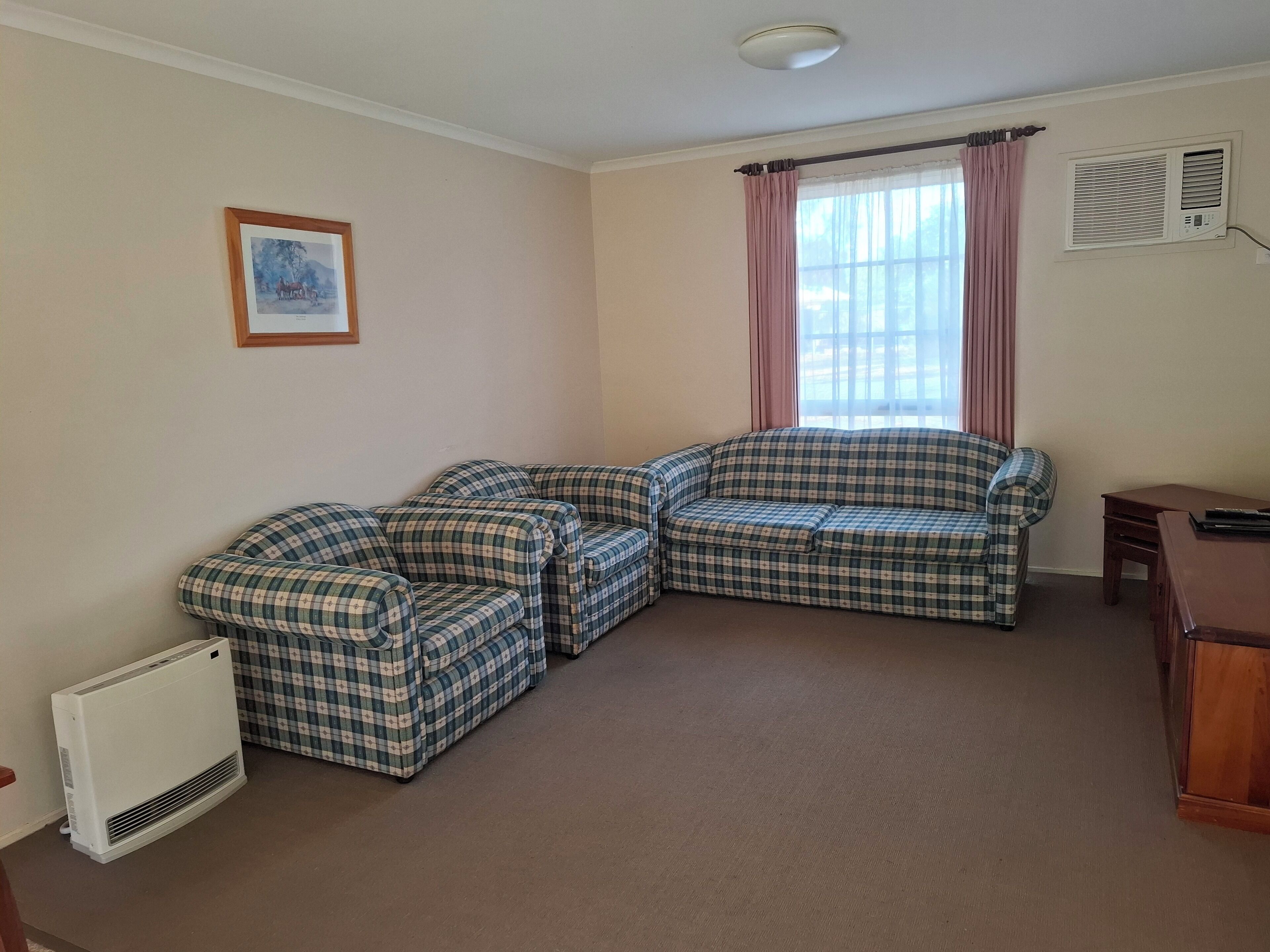 Cabane Standard | Coin séjour | Télévision à écran plat de 42 pouces avec chaînes par câble, télévision