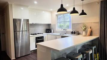 Two Bedroom Deluxe Garden Unit 3 | Private kitchen | Full-size fridge, microwave, oven, electric kettle