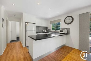 Deluxe Cottage | Private kitchen | Full-size fridge, microwave, oven, electric kettle - Winbi River Resort Holiday Rentals (Moama)