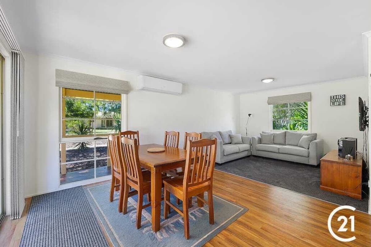 Deluxe Cottage | Living area | 42-inch flat-screen TV with cable channels, TV, DVD player