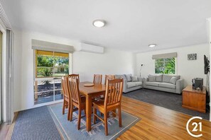 Deluxe Cottage | Living area | 42-inch flat-screen TV with cable channels, TV, DVD player - Winbi River Resort Holiday Rentals (Moama)