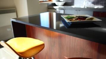 Refrigerador con freezer, microondas, placa de cocina, lavavajillas