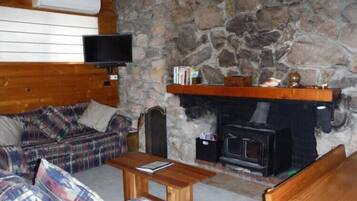 Cottage, 3 chambres | Coin séjour | Télévision à écran plat, lecteur de DVD