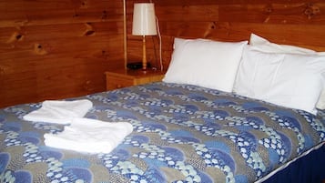 1 habitación, tabla de planchar con plancha y ropa de cama