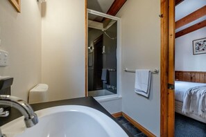 Bathroom - Freycinet Cottage 2 (Coles Bay)