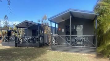 Deluxe 2 Bedroom Waterfront Cabin - Sleeps 4