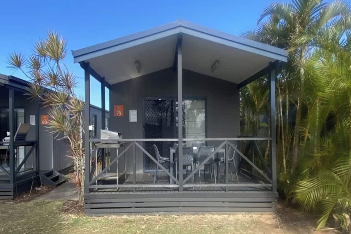 Deluxe 2 Bedroom Waterfront Cabin - Sleeps 4 | WiFi (free), bed sheets
