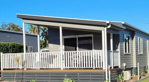 Deluxe 2 Bedroom Access Cabin | Terrace/patio - Discovery Parks - Ballina (East Ballina)