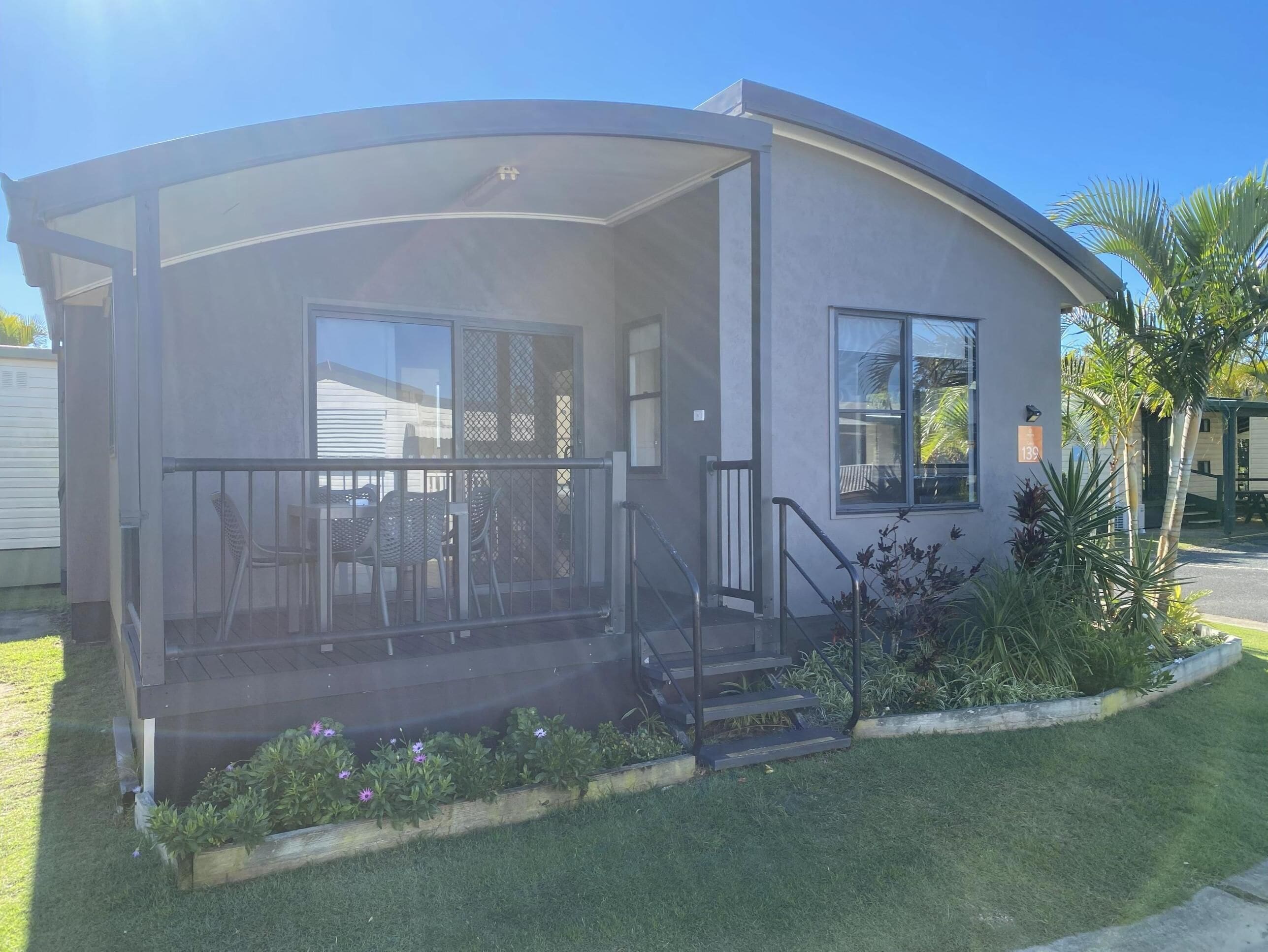 Superior 2 Bedroom Cabin - Pet Friendly | Free WiFi, bed sheets