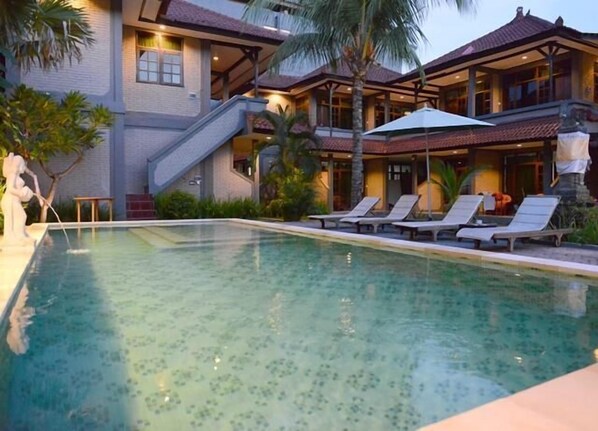 Outdoor pool - Amazing Kuta Hotel (Kuta)