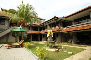 Courtyard - Amazing Kuta Hotel (Kuta)
