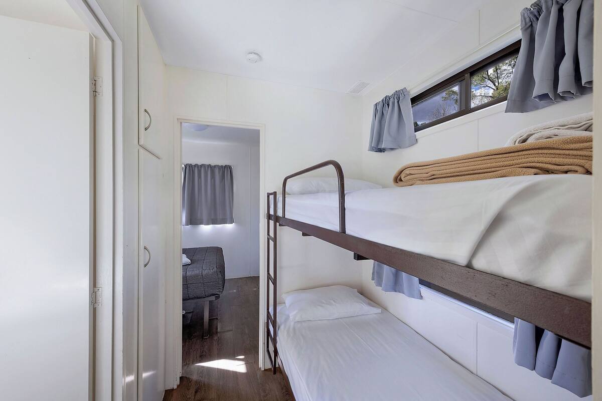 Economy Cabin - Sleeps 6 | 遮光窗帘、熨斗/熨板、免费 WiFi、床单