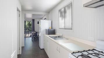 Room code: Standard Cabin - Sleeps 5 - Riverbreeze | Eigene Küche | Kühlschrank, Mikrowelle, Toaster, Kochgeschirr/Geschirr/Besteck