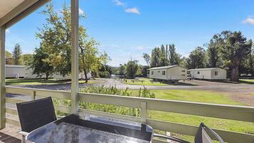 Standard Cabin - Sleeps 6 - Jayco | Terraza o patio