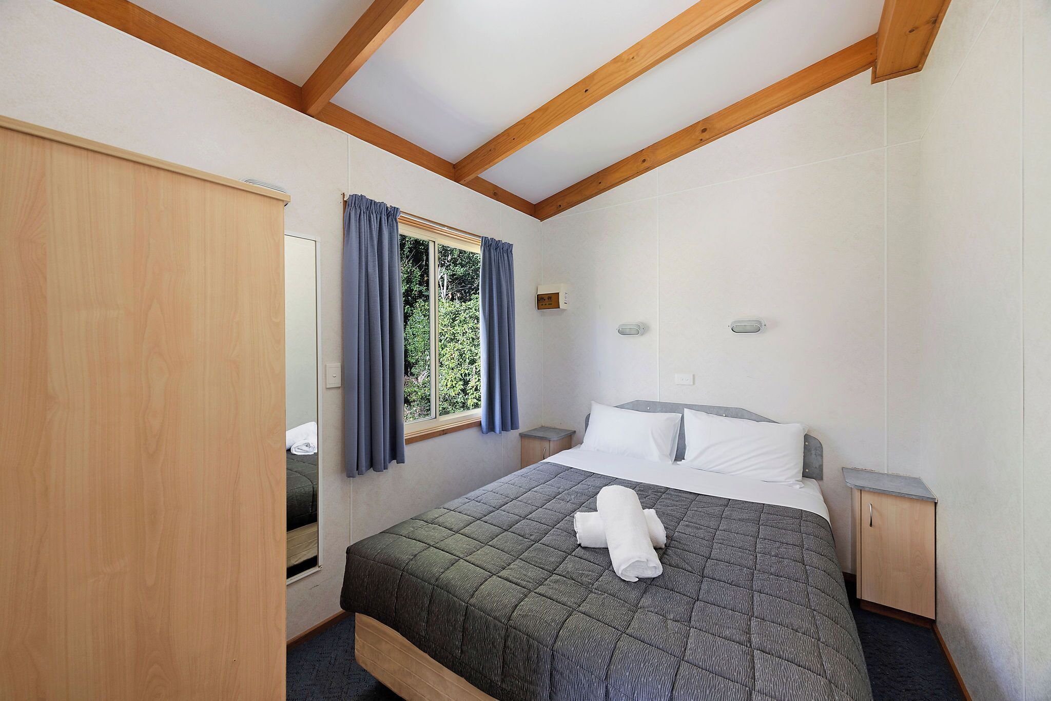  Standard Cabin - Sleeps 6 - Jayco | Cortinas opacas, tabla de planchar con plancha, wifi gratis