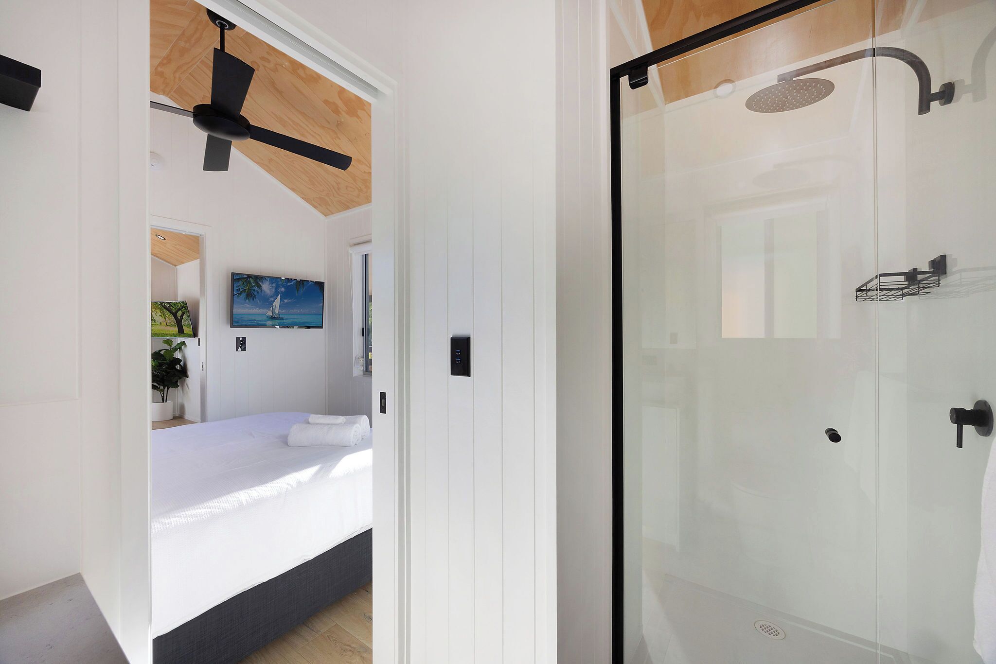 Habitatge mòbil Deluxe | Bany | Dutxa, assecador de cabells, tovalloles i sabó 