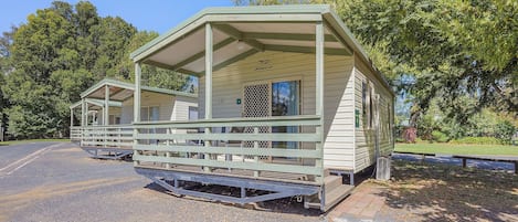 Standard Cabin - Sleeps 5 - Jayco | 1 sovrum, mörkläggningsgardiner, strykjärn/strykbräda och gratis wi-fi