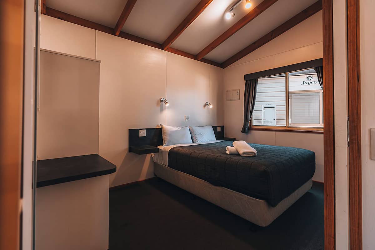 Deluxe Cabin - Sleeps 6 - Easy Access | 遮光窗帘、熨斗/熨板、免费 WiFi、床单