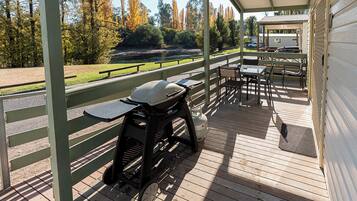 Deluxe Cabin - Sleeps 6 - Easy Access | Terrace/patio
