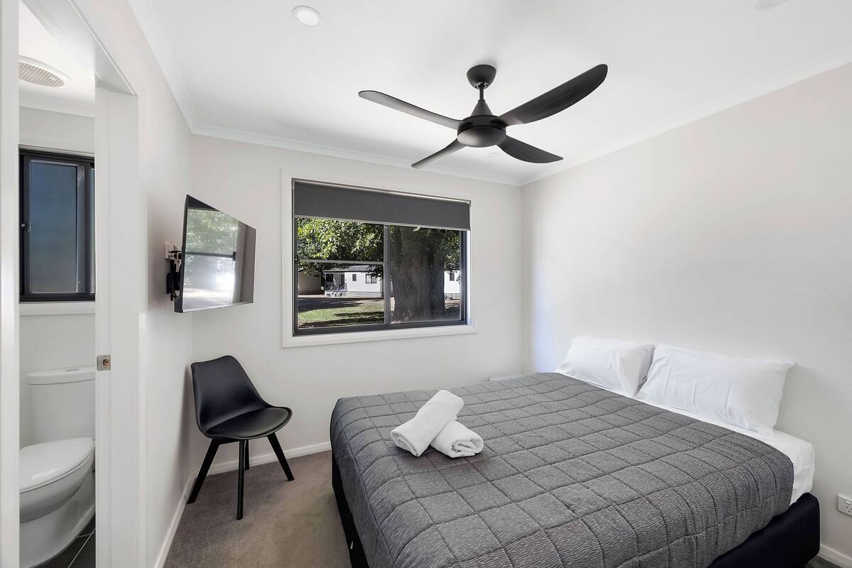 Premium Cabin - Sleeps 9 | 遮光窗帘、熨斗/熨板、免费 WiFi、床单
