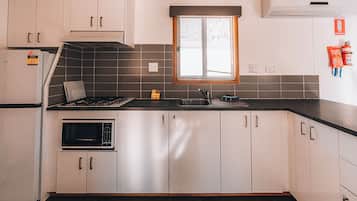 Deluxe Cabin - Sleeps 6 - Easy Access | Eigene Küche | Kühlschrank, Mikrowelle, Toaster, Kochgeschirr/Geschirr/Besteck