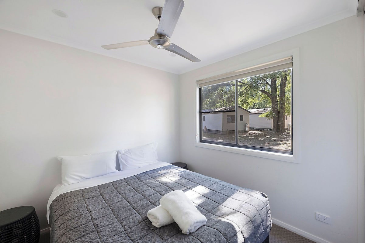 Premium Cabin - Sleeps 6 | 遮光窗帘、熨斗/熨板、免费 WiFi、床单