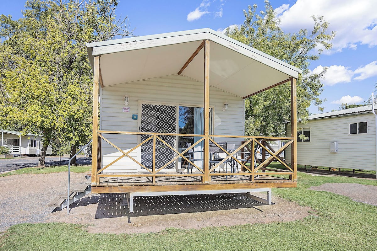 Deluxe Cabin - Sleeps 6 - Lifestyle | 遮光窗帘、熨斗/熨板、免费 WiFi、床单